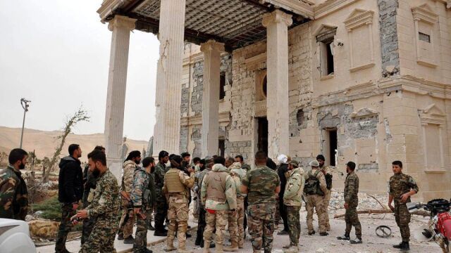 Armia syryjska odbija Palmirę.<br />
Walki wokół bezcennych ruin